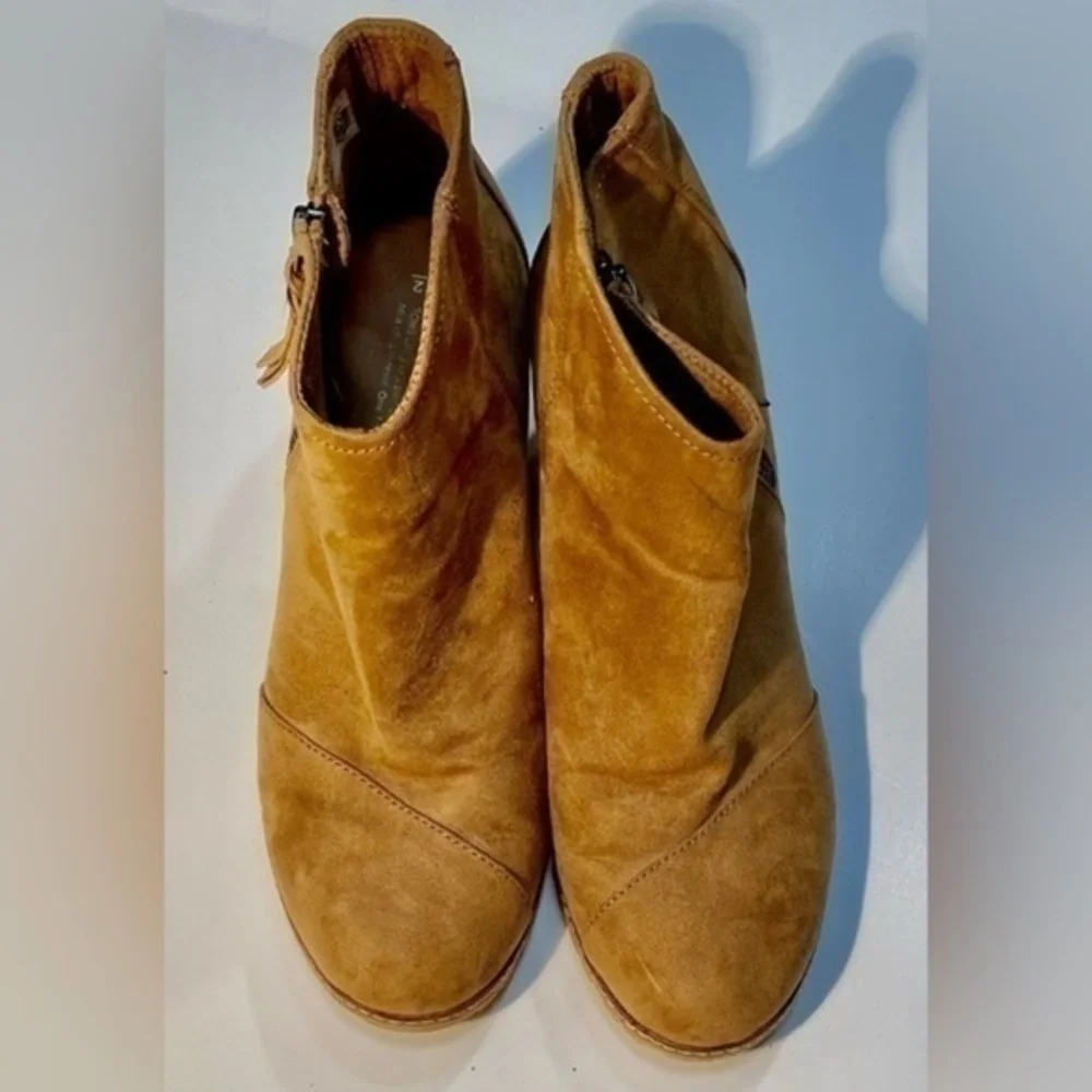 TOMS SUEDE ANKLE BOOTS WITH SIZE ZIPPER AND 3^ WEDGE HILLS